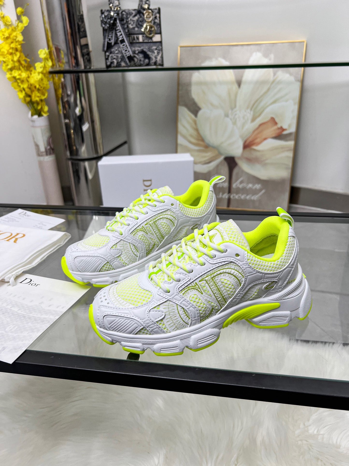 Dior B30 Sneaker in Weiß und Neon-Gelb – Luxus trifft Streetstyle